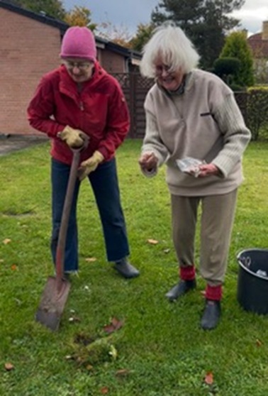 2 damer, spade, spand, græsplæne