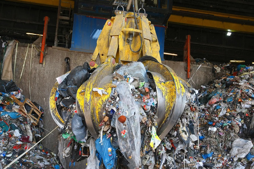 Grab der tager affald.